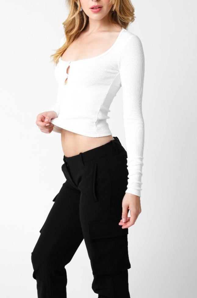 前挖洞寬圓領合身針織上衣