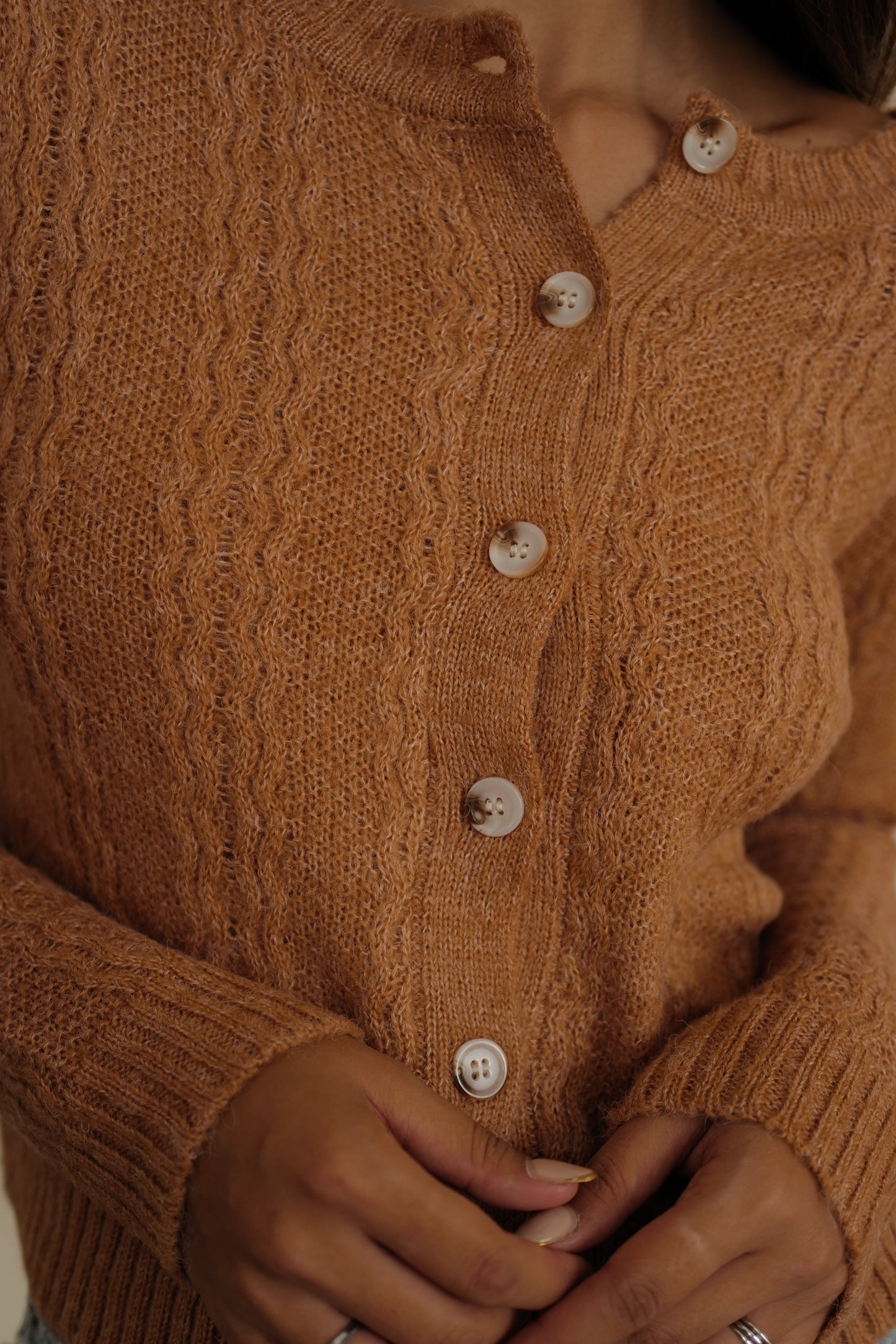 圓領琥珀釦輕薄針織上衣